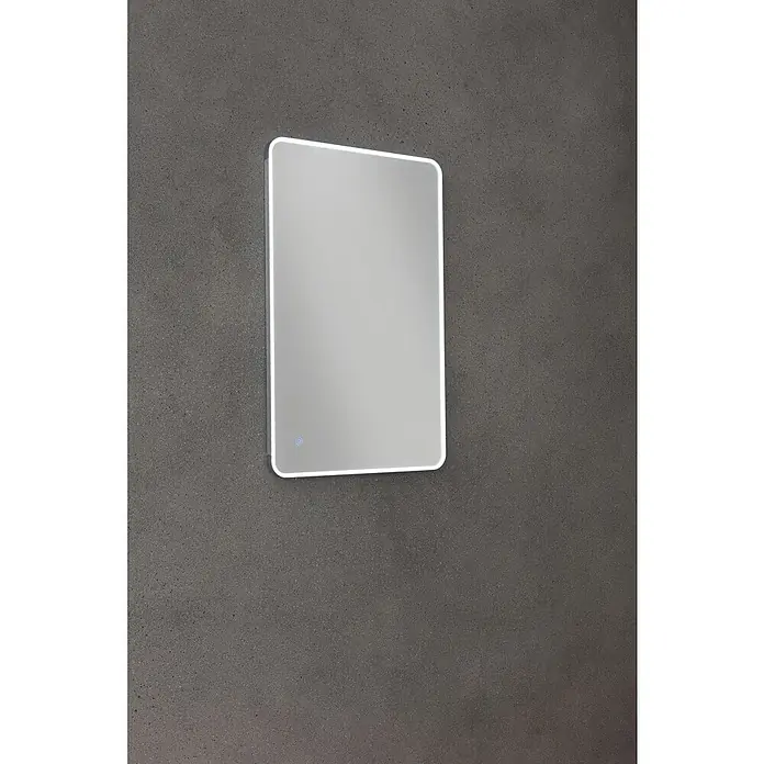 Camargue Lichtspiegel Frame - 50 x 80 cm, Leuchtmittel, Mit abgerundeten Kanten - Ein moderner, rechteckiger Spiegel mit LED-Beleuchtung, der an einer strukturierten grauen Wand hängt und ein elegantes Ambiente schafft.