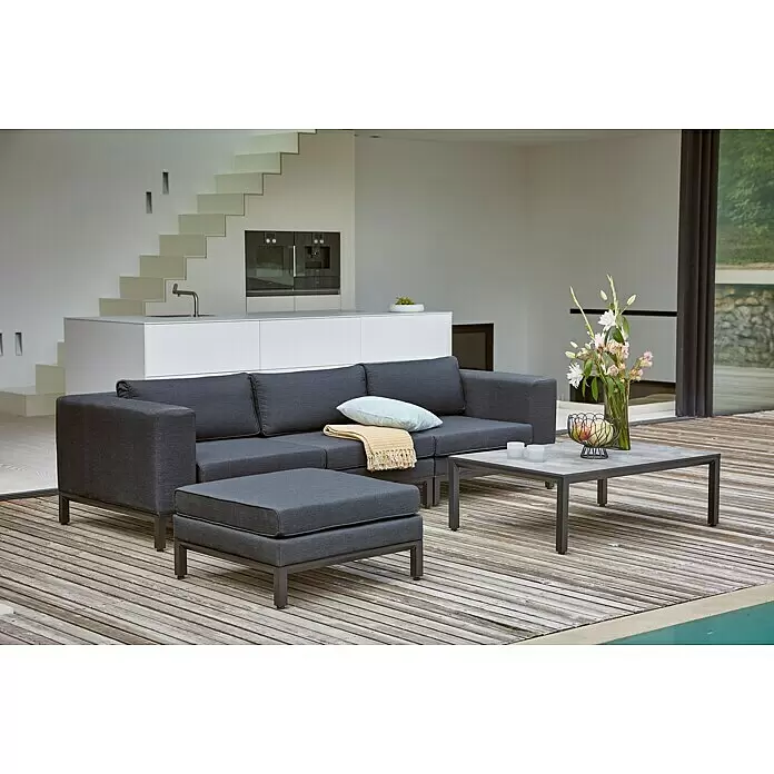 Sunfun Loungemöbel-Set Aria - 5 -tlg., Aluminium, Hochdruck-Schichtpressstoff (HPL), Anthrazit - Dunkelgraues Outdoor-Sofa mit Ottoman und Couchtisch auf Holzdeck, ideal für moderne Terrasse oder Pool-Lounge.