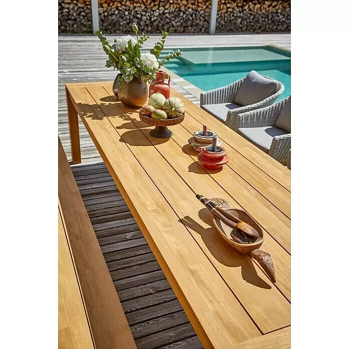 Sunfun Laura Gartentisch - L x B x H: 300 x 100 x 76 cm, Akazie, Rechteckig, Braun - Großer Outdoor-Esstisch und Bank aus hellem Naturholz am Pool, mit Dekor und Stühlen.