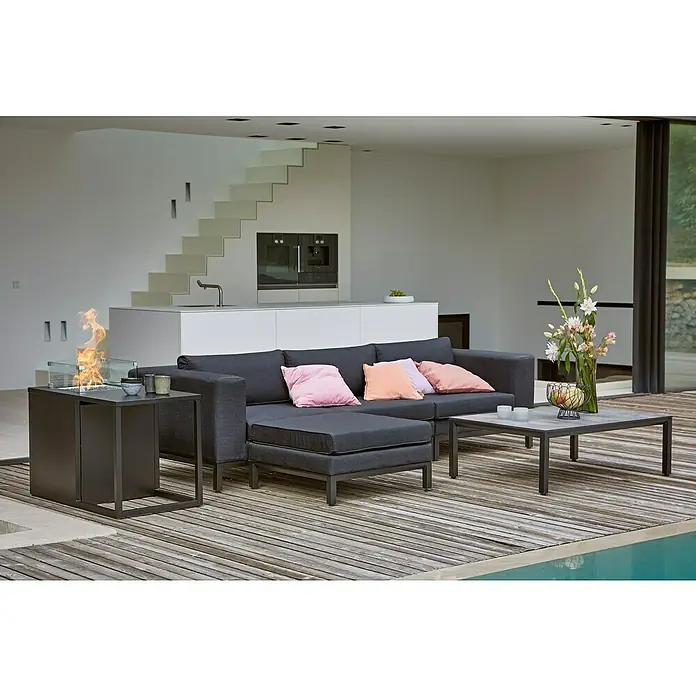 Sunfun Loungemöbel-Set Aria - 5 -tlg., Aluminium, Hochdruck-Schichtpressstoff (HPL), Anthrazit - Eine stilvolle graue Gartencouch mit Zierkissen, einem passenden Couchtisch und einem modernen Feuerstellen-Tisch für den Außenbereich.