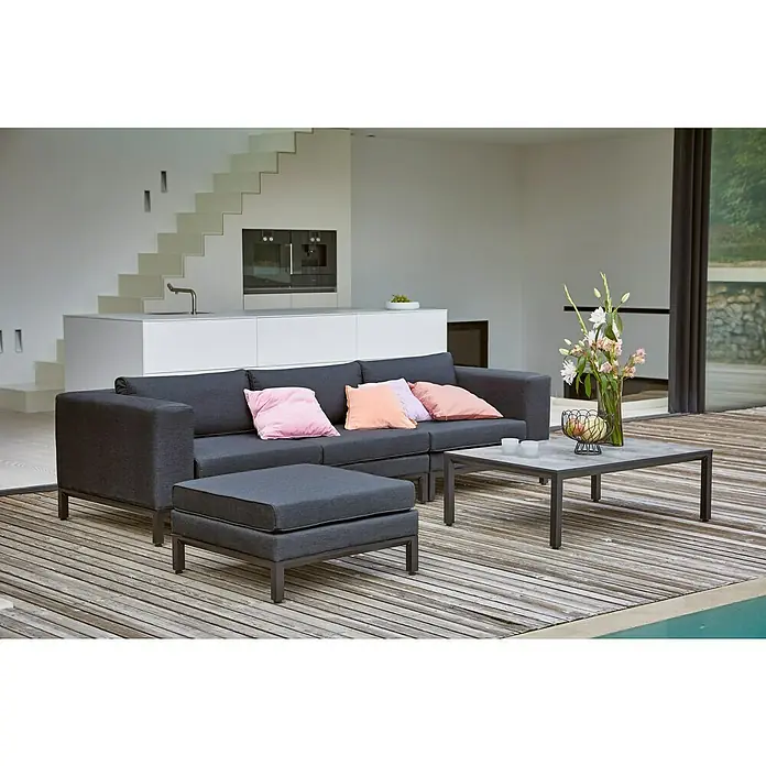 Sunfun Loungemöbel-Set Aria - 5 -tlg., Aluminium, Hochdruck-Schichtpressstoff (HPL), Anthrazit - Graues modulares Sofa und Ottomane mit Couchtisch auf einer Terrasse mit Kissen. Moderne Außenmöbel für den Garten.