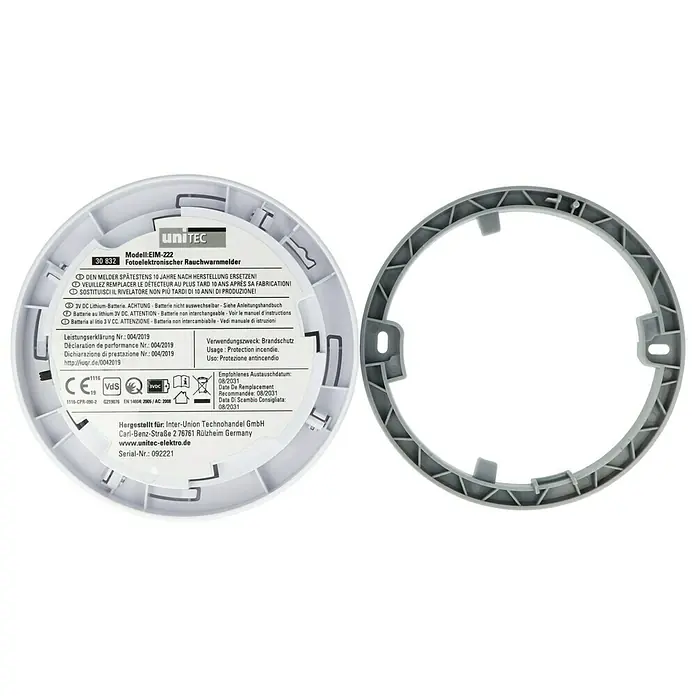 UniTEC Rauchwarnmelder Design - Durchmesser: 12,5 cm, Höhe: 2,5 mm, Alarmsignal: 85 dB, Weiß - Foto eines Unitec EIM-222 fotoelektronischen Rauchwarnmelders mit Montageplatte. Empfohlenes Austauschdatum: 08/2031.