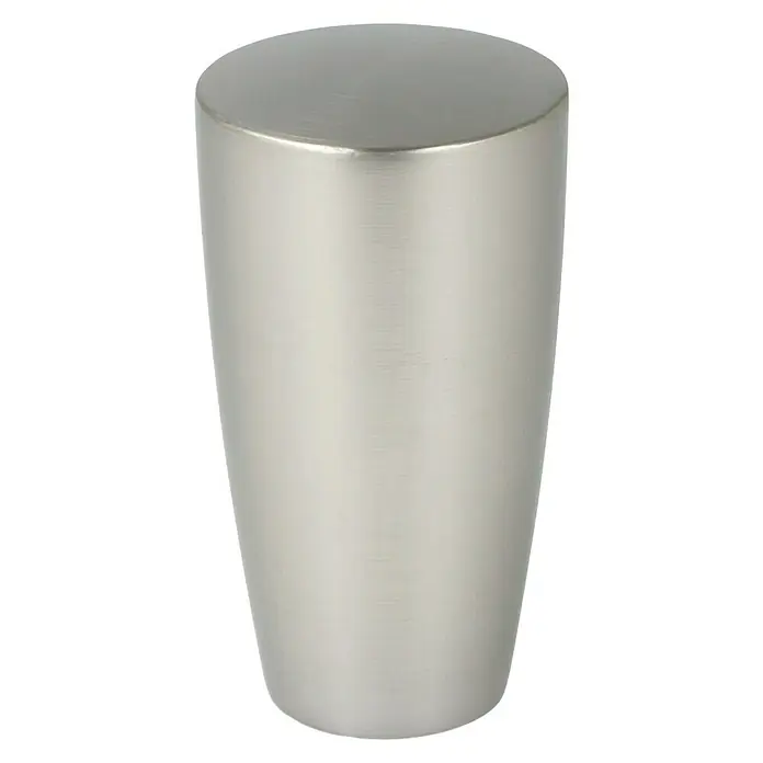 Expo Ambiente Endstück Noble - Edelstahloptik, Geeignet für: Gardinenstangen Ø 25 mm - Nahaufnahme eines Möbelknopfes aus gebürstetem Nickel mit zylindrischer Form und abgerundeten Kanten vor schwarzem Hintergrund.