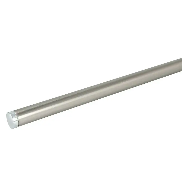 Expo Ambiente Endstück Turn - Chrom, Geeignet für: Gardinenstangen Ø 20 mm - Nahaufnahme einer glänzenden Metallstange, die sich diagonal über einen schwarzen Hintergrund erstreckt, wobei das Licht ihre zylindrische Form betont.