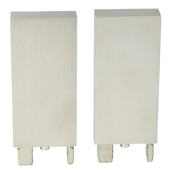 Expo Ambiente Endstück Long - Edelstahloptik, Geeignet für: 32 x 11 mm Profil - Nahaufnahme von zwei silbernen Stoppern, ideal für moderne Möbel, mit minimalistischem Design.