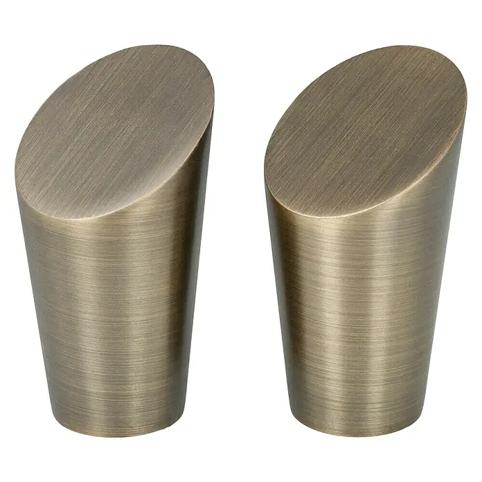 Expo Ambiente Endstück Rag - Brüniert, Geeignet für: Gardinenstangen Ø 20 mm, 2 Stk. - Nahaufnahme von zwei bronzefarbenen, schrägen Möbelknöpfen, die ein elegantes und modernes Design aufweisen.