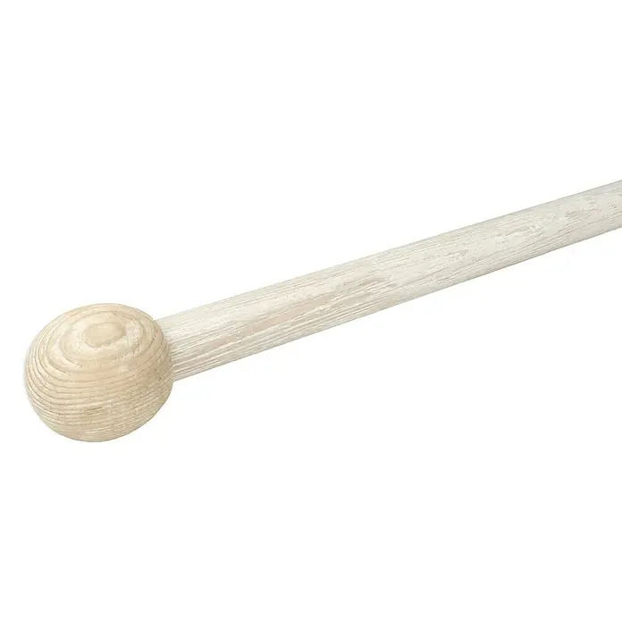 Expo Ambiente Endstück Ball - Esche Gekalkt, Geeignet für: Gardinenstangen Ø 28 mm - Nahaufnahme eines Holzstabes mit einer Kugel am Ende, der natürliche Maserung und Textur zeigt. Ideal für Handwerksprojekte.