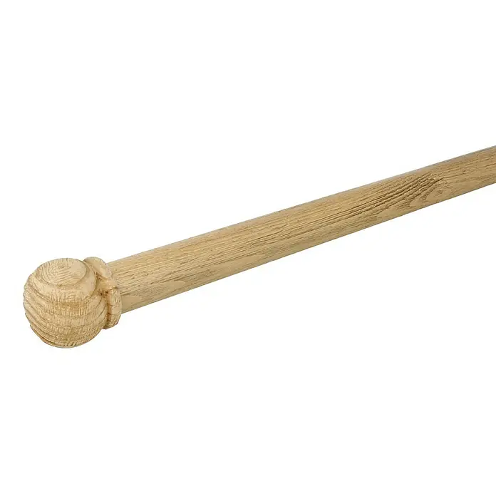 Expo Ambiente Endstück Rill-Ball - 2 Stk., Eiche, Geeignet für: Gardinenstangen Ø 28 mm - Detailaufnahme einer hellen Holzstange mit einer dekorativen Kugel am Ende, die die natürliche Maserung des Holzes hervorhebt.