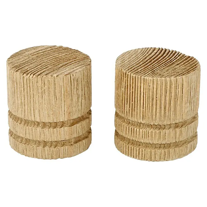 Expo Ambiente Endstück Rill-Cap - 2 Stk., Eiche, Geeignet für: Gardinenstangen Ø 28 mm - Nahaufnahme von zwei hölzernen Möbelstopfen, ideal zum Abdecken von Schraubenlöchern und zur optischen Aufwertung Ihrer Möbel.