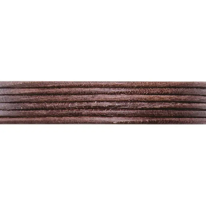 Glorex Bastelband Ziegenleder - L x B: 1 m x 13 mm, Braun - Nahaufnahme von dunkelbraunem Lederband, das durch seine natürliche Maserung und robuste Textur besticht. Ideal für hochwertige Handwerksprojekte.