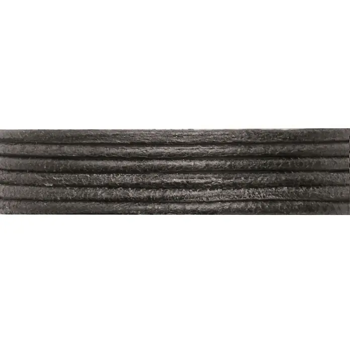 Glorex Bastelband Ziegenleder - L x B: 1 m x 13 mm, Schwarz - Nahaufnahme eines schwarzen Lederarmbands mit dekorativen Rillen. Elegantes Accessoire für einen stilvollen Look.