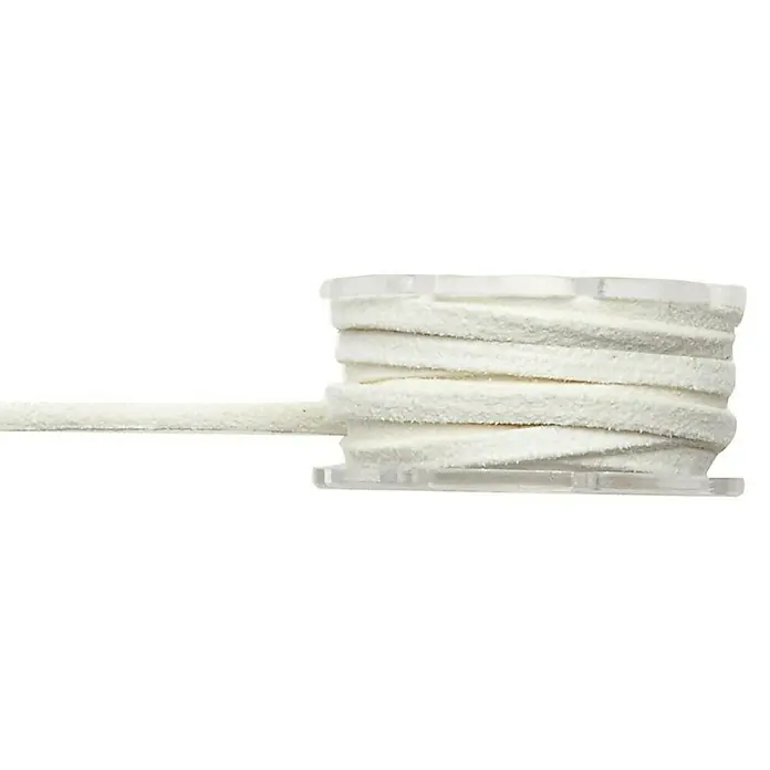 Glorex Bastelband Leder - L x B: 2 m x 3 mm, Velour-Leder, Weiß - Eine Rolle weiße Dichtungsschnur auf einer transparenten Spule. Ideal für Abdichtungsanwendungen, die eine zuverlässige Barriere erfordern.