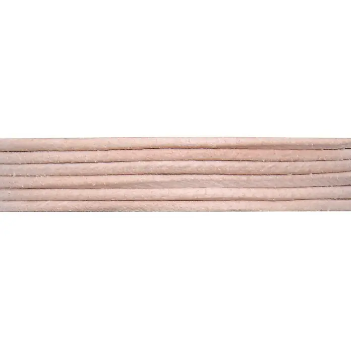 Glorex Bastelband Ziegenleder - L x B: 1 m x 13 mm, Natur - Nahaufnahme einer weißen, geflochtenen Dichtungsschnur, ideal für Öfen oder Kamine, die eine zuverlässige Abdichtung bietet.