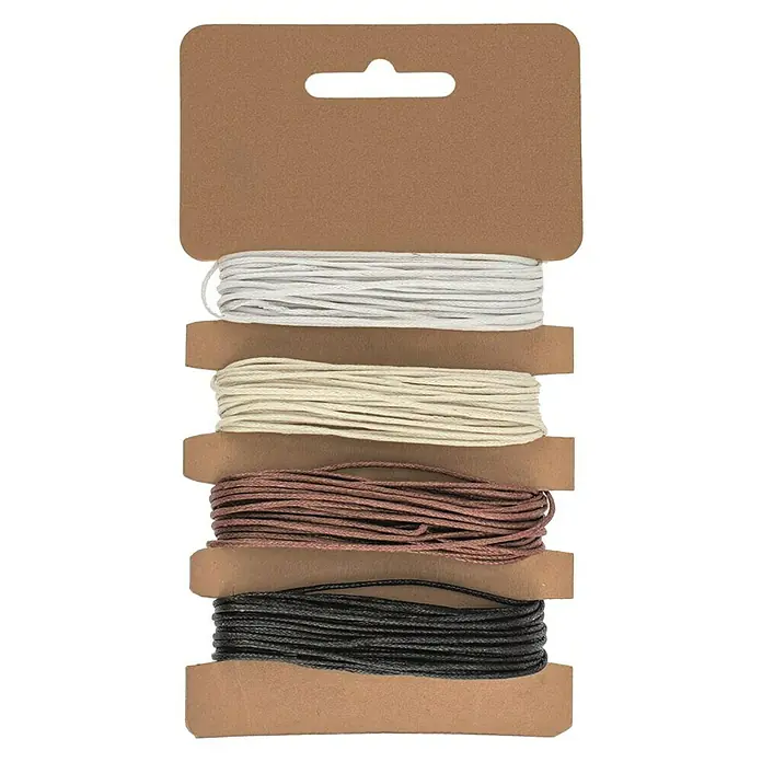 Glorex Bastelband Baumwolle - 4 -tlg., Schwarz, Beige, Weiß, Braun, 300 cm - Garnsortiment: Eine Kollektion aus weißem, beigem, braunem und schwarzem Garn, ordentlich auf Kartons aufgereiht und zum Aufhängen verpackt.