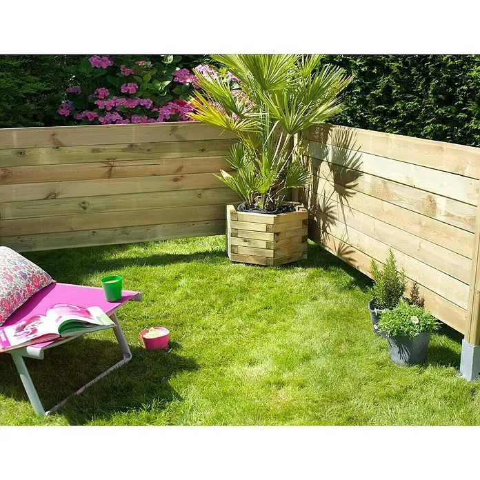 Cerland Friso machihembrado Lisa - Pino, L x An x Es: 200 cm x 12 cm x 22 mm - Mobiliario de exterior en un entorno al aire libre, con una valla de madera para la privacidad y plantas en macetas para un ambiente relajante.