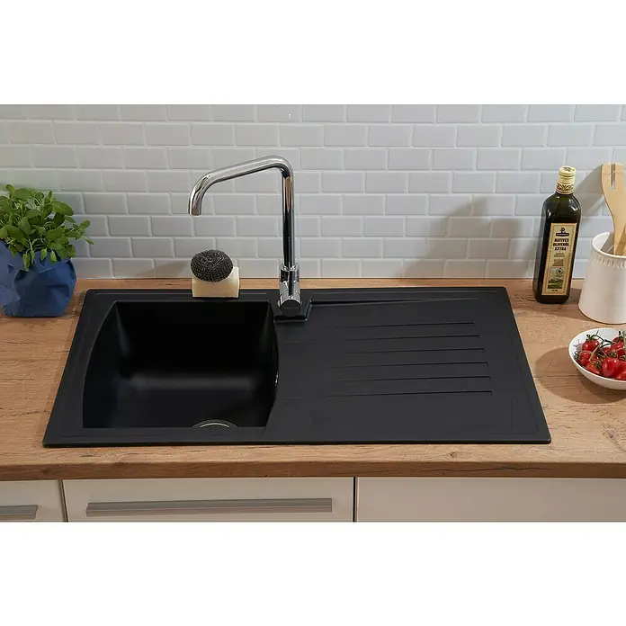 Respekta Einbauspüle Boston - 86 x 50 cm, Schwarz - Eine moderne, schwarze Spüle mit Abtropffläche, die Funktionalität und Stil in jeder Küche vereint. Die Edelstahlarmatur ergänzt das Design.