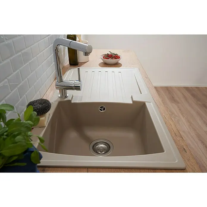 Respekta Einbauspüle Boston - 86 x 50 cm, Sandbeige - Nahaufnahme einer beigen Spüle mit Abtropffläche und modernem Wasserhahn in einer hellen Küche.