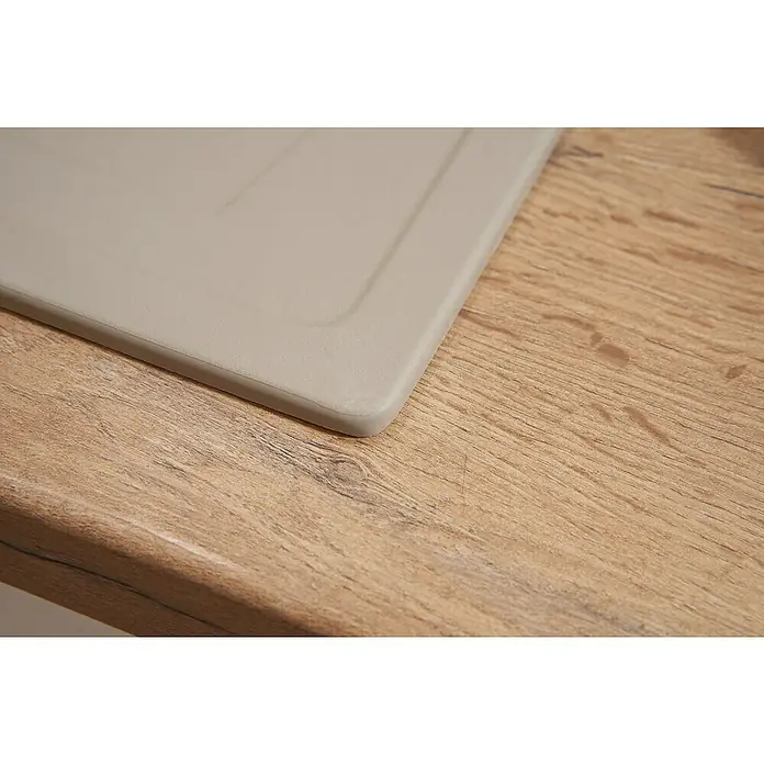 Respekta Einbauspüle Boston - 86 x 50 cm, Sandbeige - Detailaufnahme einer modernen Spüle in Beige, eingebettet in eine Arbeitsplatte mit Holzstruktur, die eine elegante und funktionale Küchengestaltung zeigt.