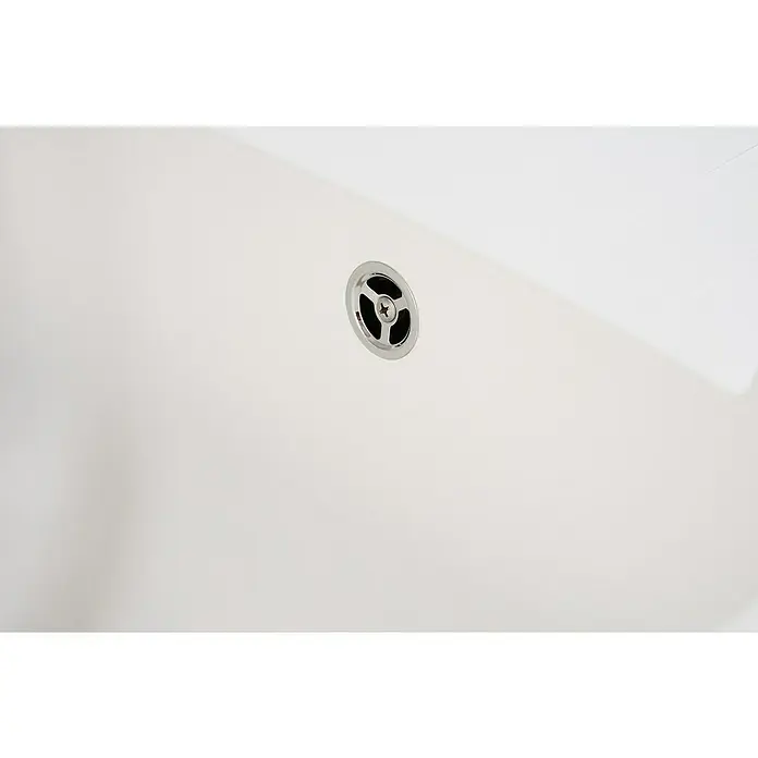 Respekta Einbauspüle Boston - 86 x 50 cm, Weiß - Nahaufnahme eines glänzenden Chrom-Badewannenabflusses in einer weißen Badewanne, der ein minimalistisches und modernes Design hervorhebt.