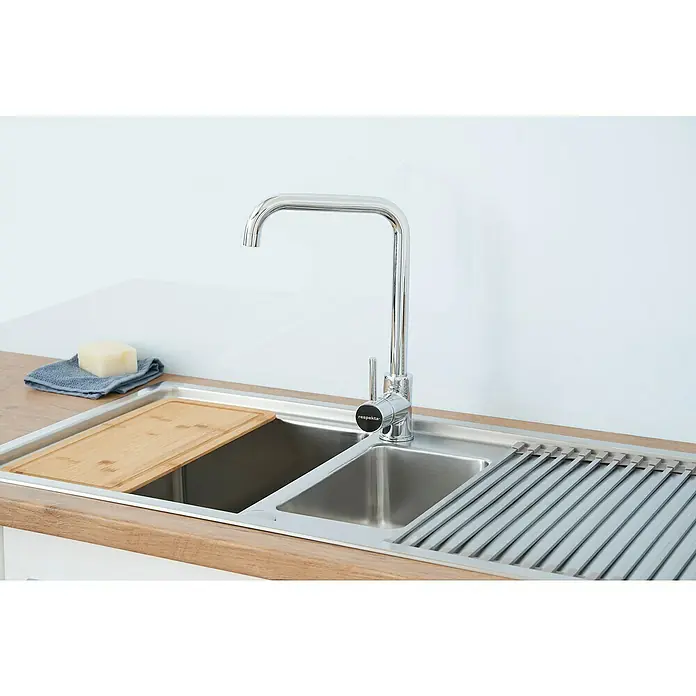 Respekta Fregadero encastrable Chicago - 100 x 50 cm, Acero inoxidable - Fregadero de cocina con escurridor, tabla de cortar y grifo. El fregadero es de acero inoxidable y tiene un aspecto moderno con un jabón.