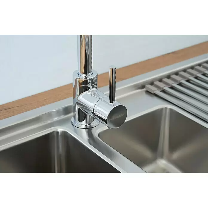 Respekta Fregadero encastrable Chicago - 100 x 50 cm, Acero inoxidable - Grifo de cocina cromado con logo 'respekta' sobre un fregadero doble de acero inoxidable, en encimera de madera clara con escurreplatos enrollable.