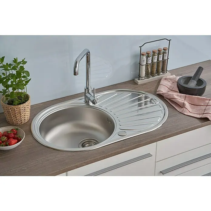 Respekta Einbauspüle Cansas - 77 x 48 cm, Edelstahl - Einbau-Küchenspüle aus Edelstahl mit Abtropffläche und Armatur, umgeben von Küchenutensilien, sorgt für einen modernen Touch.