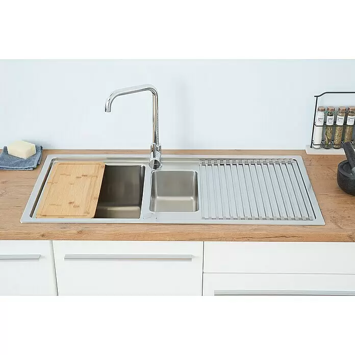 Respekta Fregadero encastrable Chicago - 100 x 50 cm, Acero inoxidable - Fregadero de cocina de acero inoxidable con grifo cromado, tabla de cortar de madera integrada y escurreplatos enrollable, en encimera de madera clara.