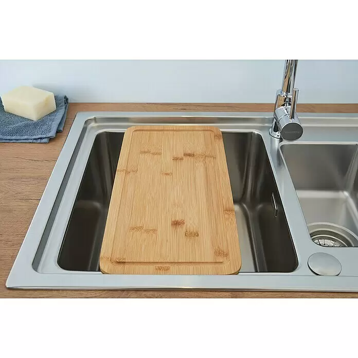Respekta Fregadero encastrable Chicago - 100 x 50 cm, Acero inoxidable - Fregadero doble de acero inoxidable con una tabla de cortar de bambú colocada sobre un seno, creando una superficie de trabajo integrada en una encimera de madera.