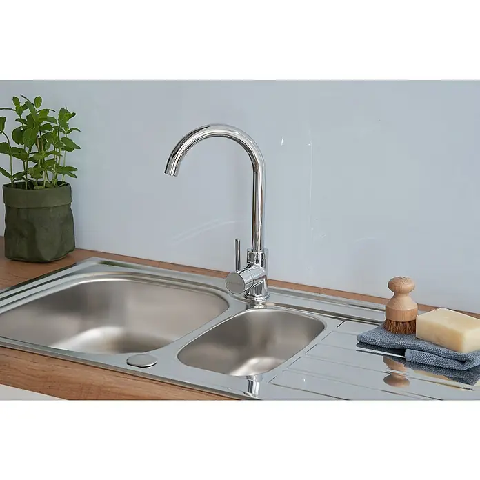 Respekta Einbauspüle Dallas - 100 x 50 cm, Edelstahl - Ein moderner Edelstahl-Spültisch mit einem eleganten, verchromten Wasserhahn, einer Seife und einer Bürste, perfekt für eine stilvolle Küche.