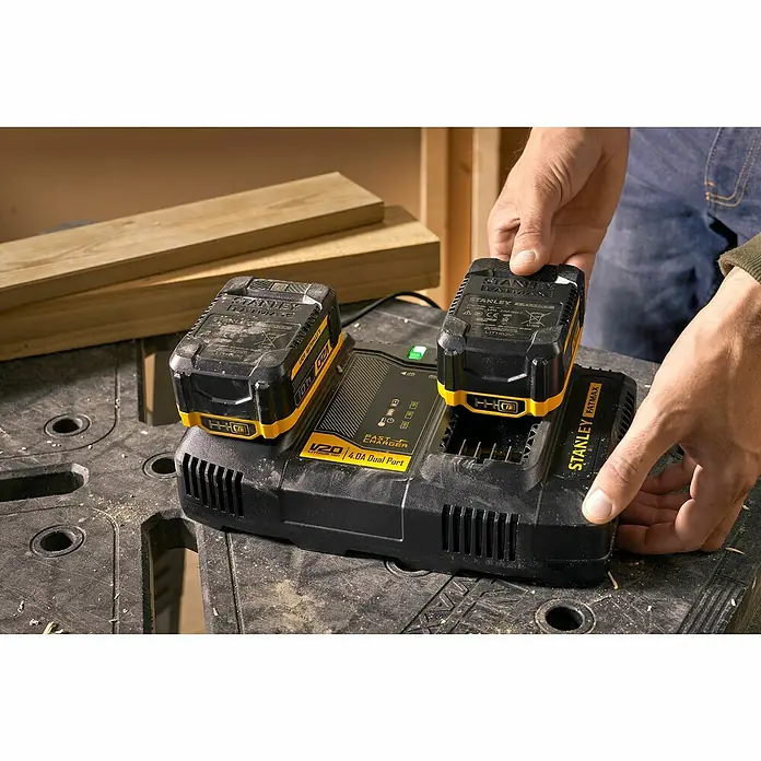 Stanley FatMax Dual-Ladegerät SFMCB24-QW - 18 V, 4 Ah - Stanley FATMAX V20 Akku-Doppelport-Ladegerät mit zwei Akkus, ideal für schnelles und effizientes Laden von Werkzeugakkus.
