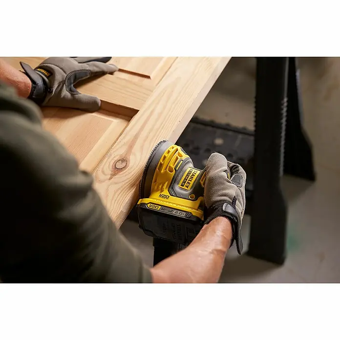 Stanley FatMax Akku-Exzenterschleifer SFMCW220D1S-QW18 V, 1 Akku, Durchmesser Schleifteller: 125 mm - Der gelbe Stanley Fatmax V20 Akku-Exzenterschleifer wird zum Schleifen eines Holzstücks verwendet.