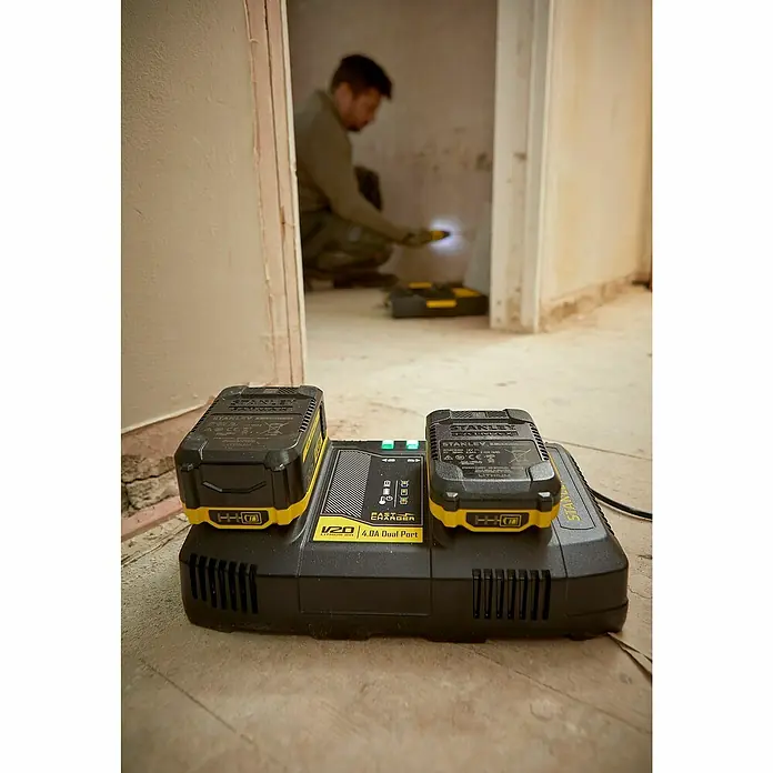 Stanley FatMax Dual-Ladegerät SFMCB24-QW - 18 V, 4 Ah - Stanley Fatmax V20 4.0A Dual-Port-Ladegerät mit zwei Akkus, ideal für effizientes Aufladen und den Einsatz auf der Baustelle.