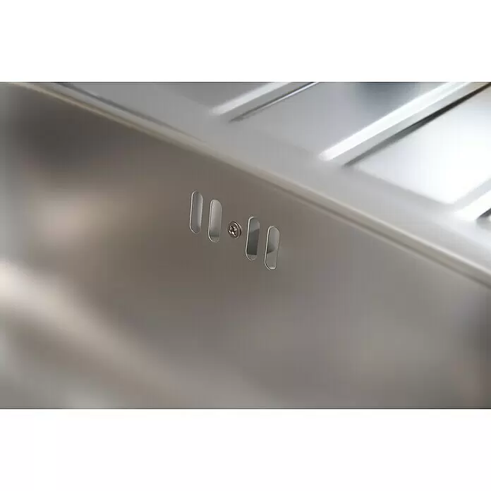 Respekta Fregadero encastrable Dallas - 86 x 50 cm, Acero inoxidable - Primer plano de un panel metálico plateado cepillado con ranuras de ventilación y un tornillo.