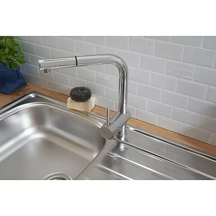 Respekta Fregadero encastrable Dallas - 86 x 50 cm, Acero inoxidable - Fregadero de cocina de acero inoxidable con grifo cromado, sobre encimera de madera y azulejos blancos, con jabón y estropajo.