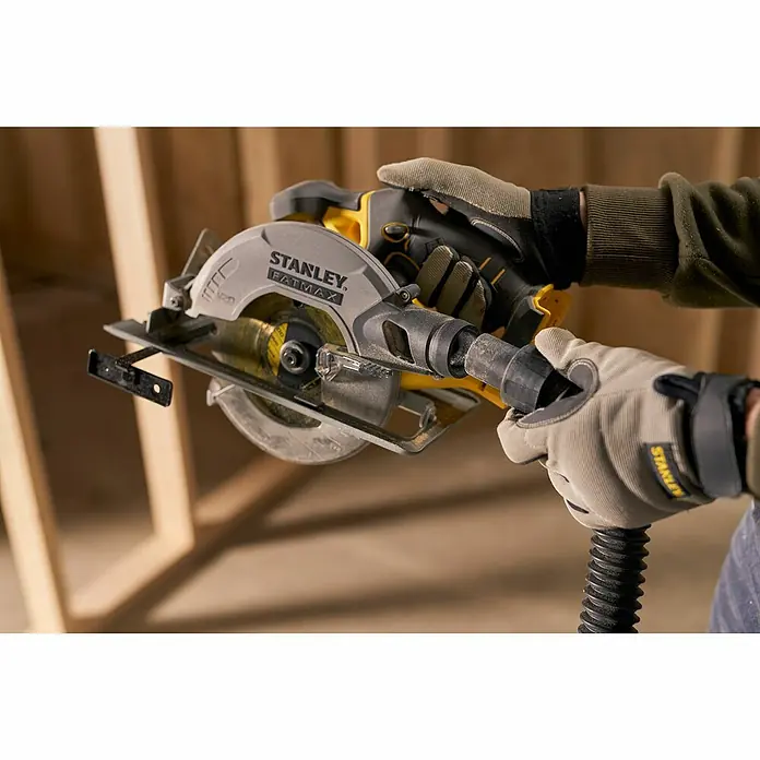 Stanley FatMax Akku-Handkreissäge SFMCS500M2K-QW - 18 V, 2 Akkus, 4 Ah, 4.000 U/min - Nahaufnahme einer Handkreissäge von Stanley Fatmax, die von einer Person mit Arbeitshandschuhen bedient wird.