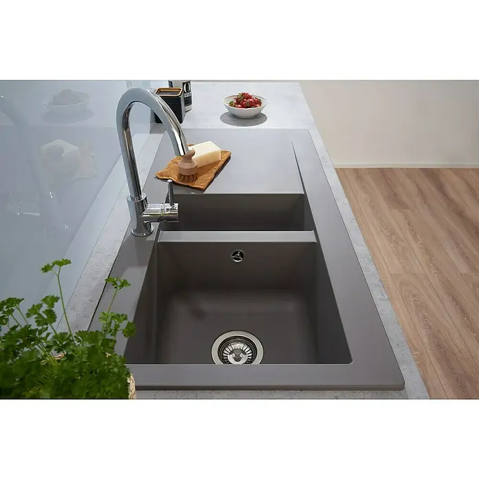 Respekta Einbauspüle Denver - 50 x 100 cm, Anzahl Becken: 1,5 Stk., Betongrau - Küchenspüle aus Granit mit Abtropffläche, Armatur, Spülmittel, Erdbeeren und Topf mit Petersilie auf der Küchentheke.