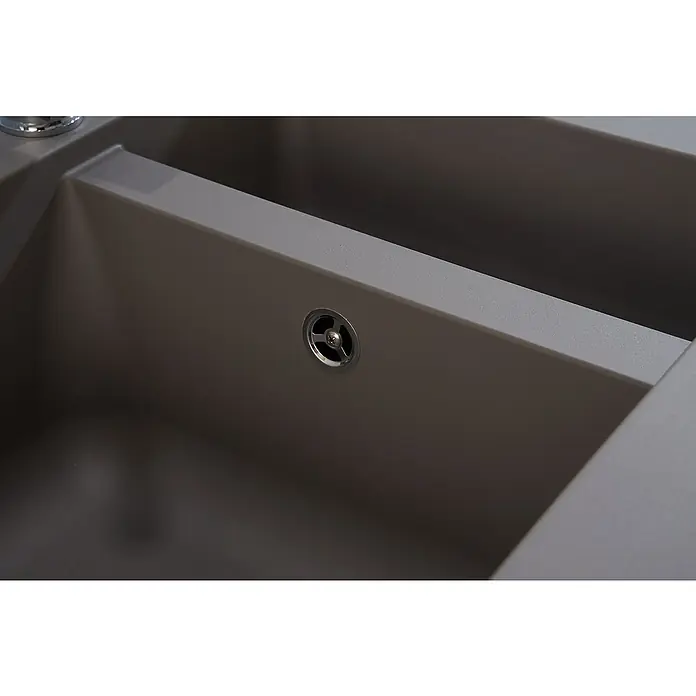 Respekta Einbauspüle Denver - 50 x 100 cm, Anzahl Becken: 1,5 Stk., Betongrau - Detailaufnahme einer modernen grauen Küchenspüle mit Abfluss, die Funktionalität und stilvolles Design vereint.