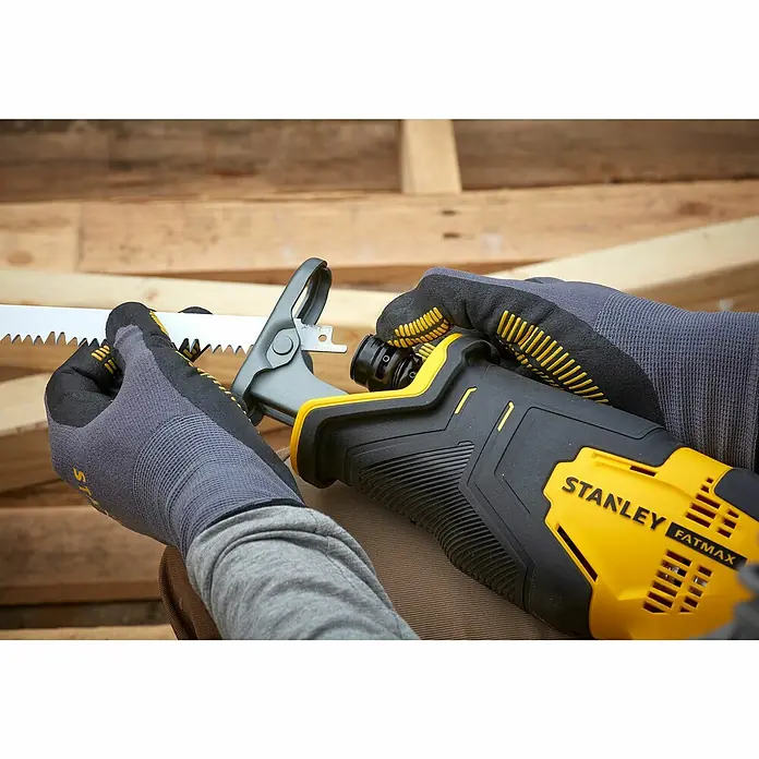 Stanley FatMax Akku-Säbelsäge SFMCS300D2K-QW - 18 V, 2 Akkus, 2 Ah, 0 /min - 3.000 /min - Nahaufnahme einer gelb-schwarzen STANLEY FATMAX Säbelsäge, die von einer Person mit Arbeitshandschuhen bedient wird.