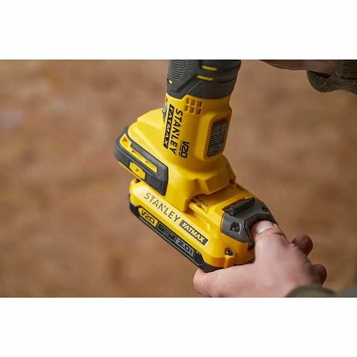 Stanley FatMax Akku-Multifunktionswerkzeug SFMCE500B-XJ - 18 V, Ohne Akku - Nahaufnahme eines gelben Stanley Fatmax V20 Akku-Werkzeugs, das von einer Person bedient wird.