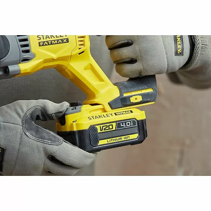 Stanley FatMax Akku-Kombihammer SFMCH900B-XJ - 18 V, Ohne Akku, 2 J - Stanley Fatmax gelb-schwarzer Akku wird von behandschuhten Händen in das Elektrowerkzeug eingesetzt.
