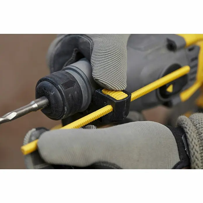 Stanley FatMax Akku-Kombihammer SFMCH900M22-QW - 18 V, 2 Akkus, 4 Ah, 2 J - Nahaufnahme einer gelben Bohrmaschine in Aktion mit einem Bohrer, die in der Hand gehalten wird.