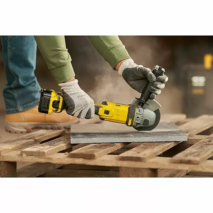 Stanley FatMax Akku-Winkelschleifer SFMCG400B-XJ - Ohne Akku, Durchmesser Scheibe: 125 mm, 9.000 U/min - Anwendungsbeispiel