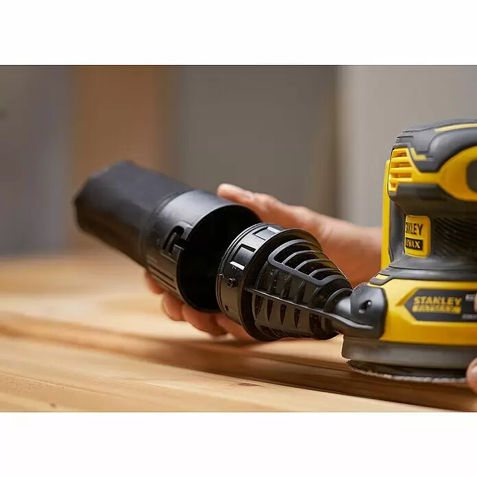 Stanley FatMax Akku-Exzenterschleifer SFMCW220B-XJ - 18 V, Ohne Akku, Durchmesser Schleifteller: 125 mm - Gelb-schwarzer Stanley FatMax Schleifer mit Staubbehälter, von Hand auf Holz angebracht.