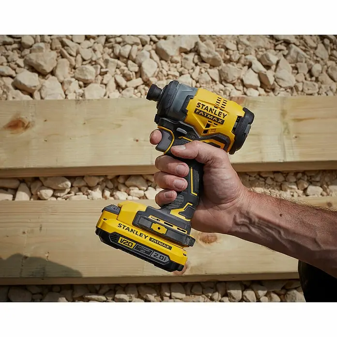 Stanley FatMax Akku-Schlagschrauber SFMCF820D2K-QW - 18 V, 2 Akkus, 2 Ah, 190 Nm - Nahaufnahme eines Stanley Fatmax Akku-Schlagschraubers mit 2.0Ah Akku in der Hand.