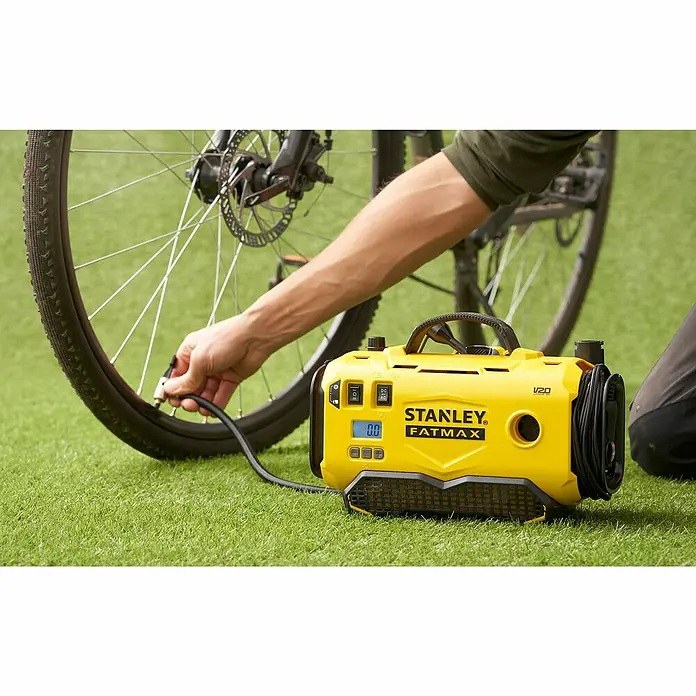 Stanley FatMax Akku-Kompressor SFMCE520B-QW - 18 V, Ohne Akku, 11 bar - Der Stanley Fatmax V20 Luftkompressor wird zum Aufpumpen eines Fahrradreifens im Freien verwendet.