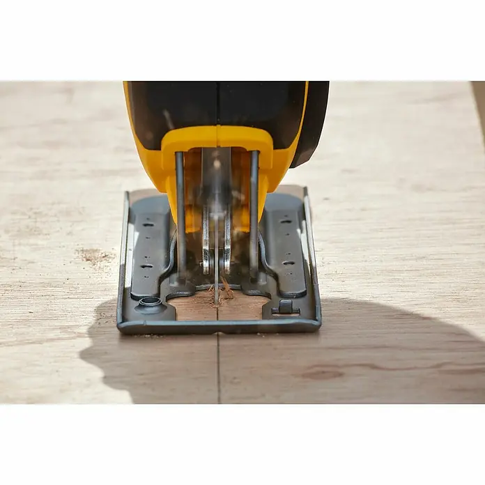 Stanley FatMax Akku-Pendelhubstichsäge SFMCS600B-XJ - 18 V, Anzahl Akkus: Ohne Akku, Leerlaufhubzahl: 0 /min - 2.500 /min - Nahaufnahme einer Stichsäge beim Schneiden von Holz, die Präzision und Werkzeug für Holzarbeiten hervorhebt.