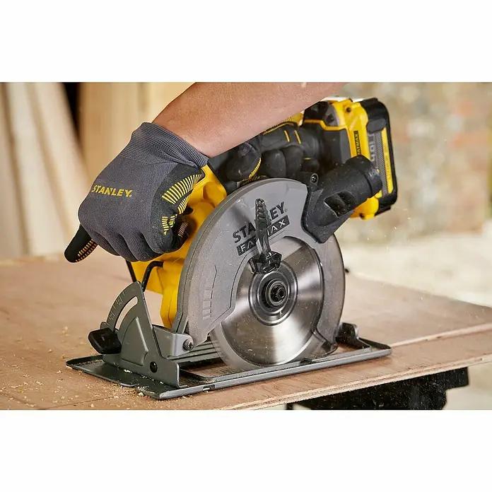 Stanley FatMax Akku-Handkreissäge SFMCS500M2K-QW - 18 V, 2 Akkus, 4 Ah, 4.000 U/min - Stanley Fatmax Akku-Kreissäge im Einsatz. Ein unverzichtbares Werkzeug für präzise Schnitte bei jedem Projekt.
