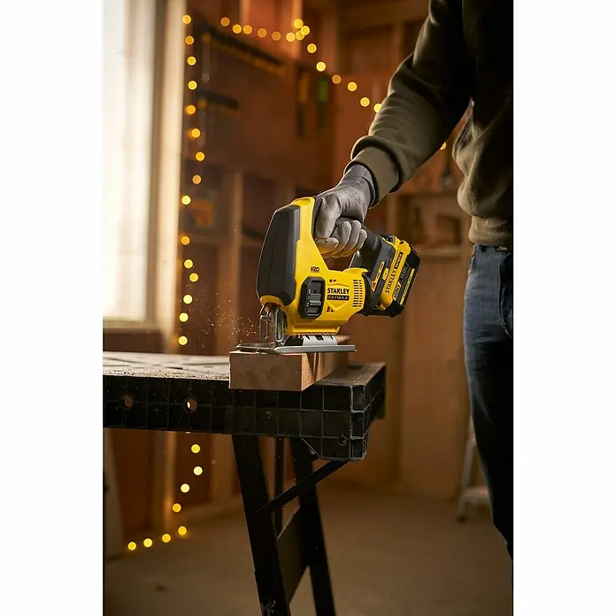 Stanley FatMax Akku-Pendelhubstichsäge SFMCS600B-XJ - 18 V, Anzahl Akkus: Ohne Akku, Leerlaufhubzahl: 0 /min - 2.500 /min - Akkubetriebene Stanley Fatmax Stichsäge beim Sägen eines Holzstücks auf einer Werkbank, geeignet für präzise Schnitte.