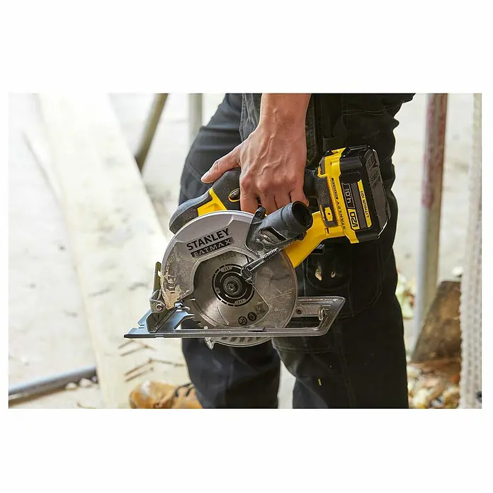 Stanley FatMax Akku-Handkreissäge SFMCS500M2K-QW - 18 V, 2 Akkus, 4 Ah, 4.000 U/min - Nahaufnahme der Stanley Fatmax Kreissäge, gehalten von einer Person, ideal für präzise Holzschnitte.
