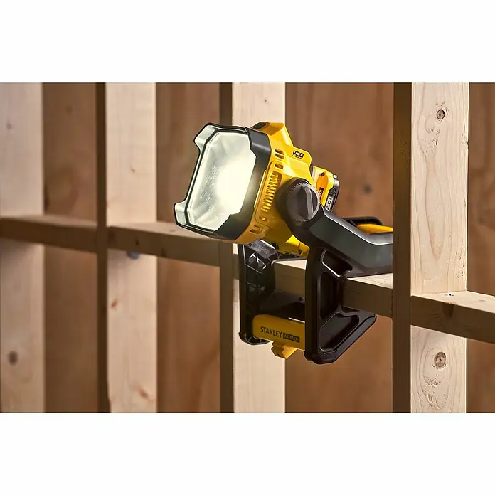 Stanley FatMax LED-Arbeitsleuchte SFMCL030B-XJ - 18 V, Ohne Akku, 1.850 lm - Stanley Fatmax Arbeitsleuchte, die an einem Holzrahmen befestigt ist und helles Licht spendet, ideal für Baustellen.